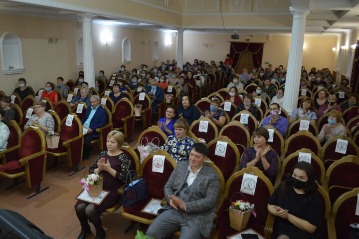 Работников образования поздравили с профессиональным праздником в РДК
