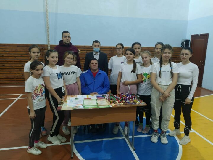Динар Мифтахов дал советы волейболисткам Камско-Устьинской татарской школы