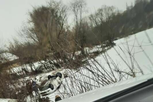 Только что в Камском Устье автомобиль слетел с дороги и перевернулся на лёд озера