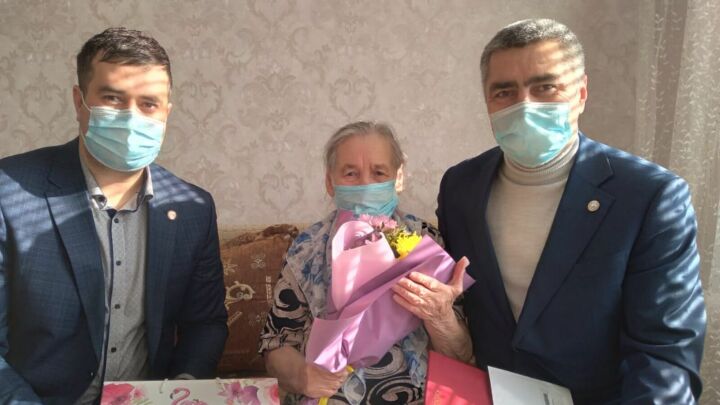 Наиль Вазыхов поздравил долгожительницу из Камского Устья с юбилеем