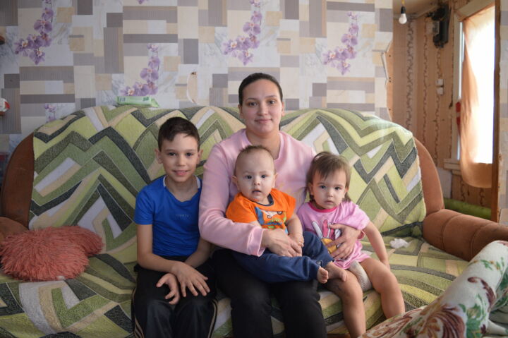 Молодая Мама шестерых детей из Камского Устья
