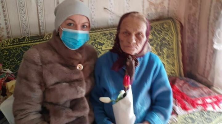 Жительницу Камско-Устьинского района поздравили с наступающим 8 марта