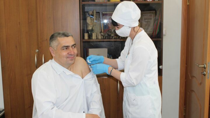 Глава Камско-Устьинского района сделал прививку от коронавируса