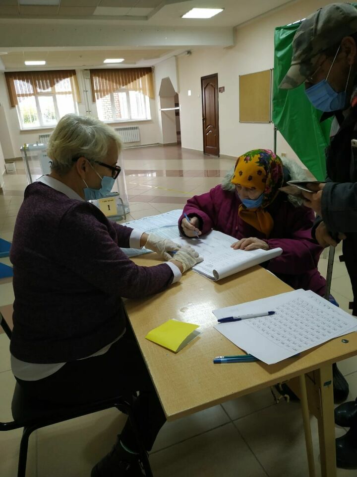 Долгожительница в 99 лет проголосовала на избирательном участке