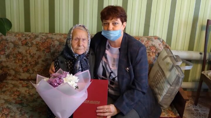 Заместитель руководителя исполкома поздравила долгожительницу из Красновидово с юбилеем