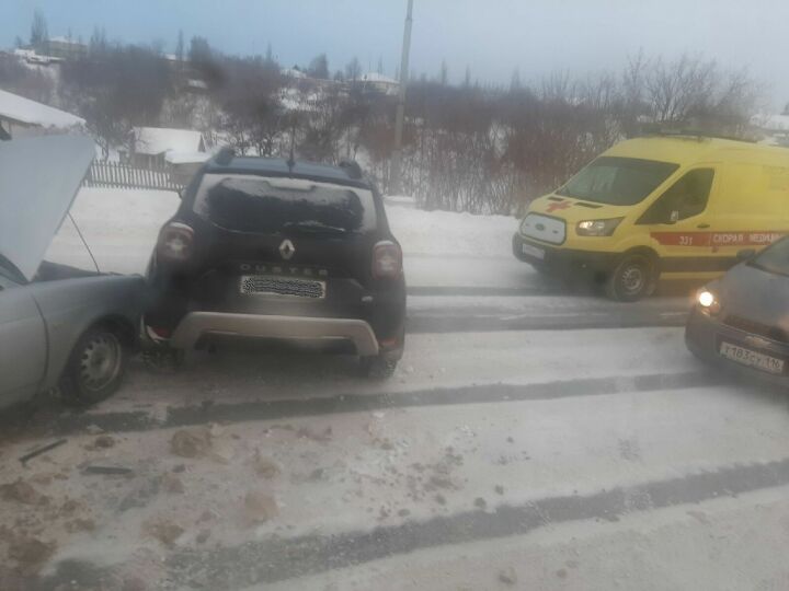 Авария произошла сегодня утром на центральной улице Камского Устья