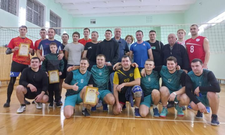 В Камском Устье определился победитель мужского турнира по волейболу на «Кубок учителей»