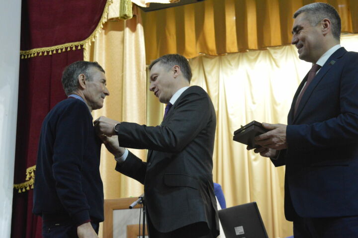 На отчётном заседании Совета района камскоустьинцам вручили государственные и ведомственные награды