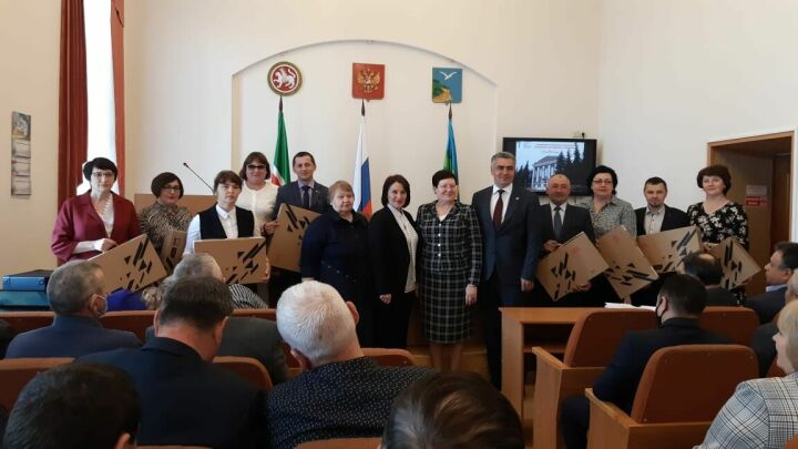 Учителям Камско-Устьинского района вручили новые ноутбуки