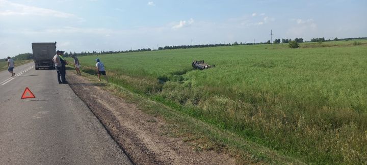 В Камско-Устьинском районе в результате ДТП с участием грузовика пришлось госпитализировать водителя легковушки