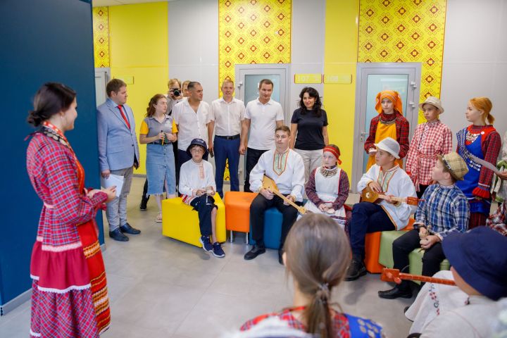 Лейла Фазлеева посетила лагеря, где отдыхают дети из Донбасса