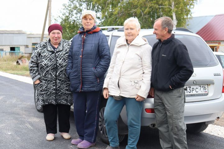 Жители двух улиц Камского Устья рады ремонту дороги