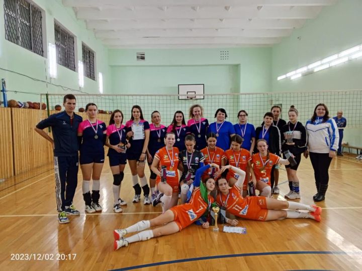 Вчера на спортивной площадке встретились девушки
