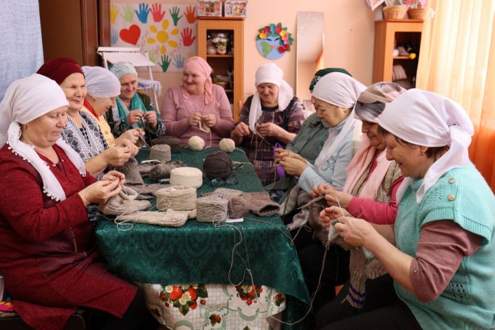 Кече Салтыкның оста куллы хатын-кызлары моблизацияләнгән якташларга йон оекбашларның бишенче партиясен бәйләде