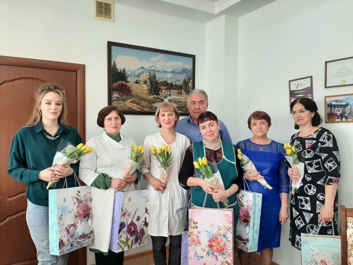 В ЦРБ в преддверии 8 Марта поздравили сотрудниц ЦРБ - мам и жен мобилизованных