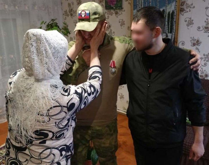 Яраланганнан соң абыйлы-энеле егетләр өйдә күреште