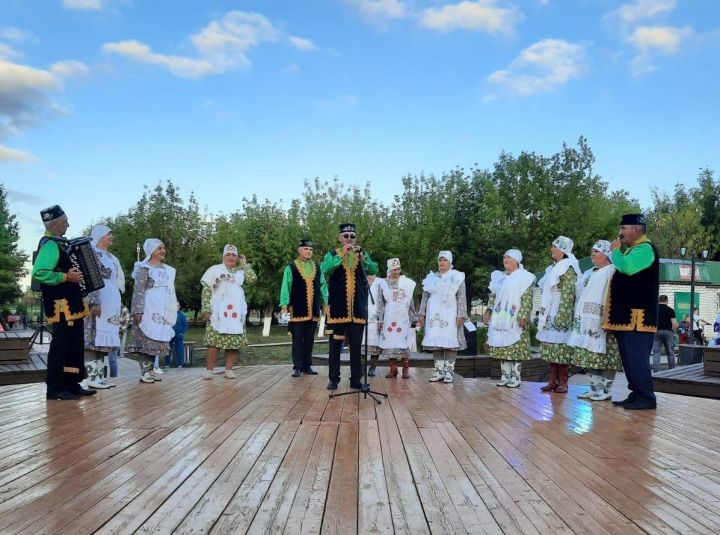 Камскоустьинцы съездили с концертом в Апастово