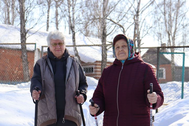 С песней по дороге до села