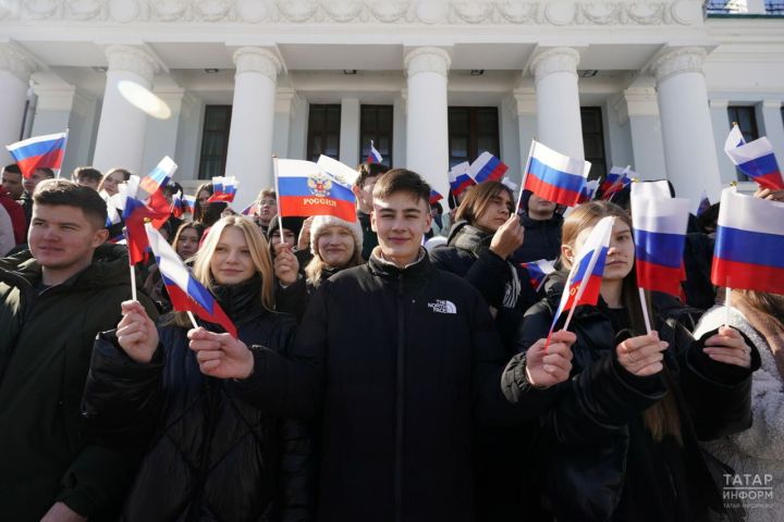 В Казани порядка 200 человек приняли участие во флешмобе «Крым наш»