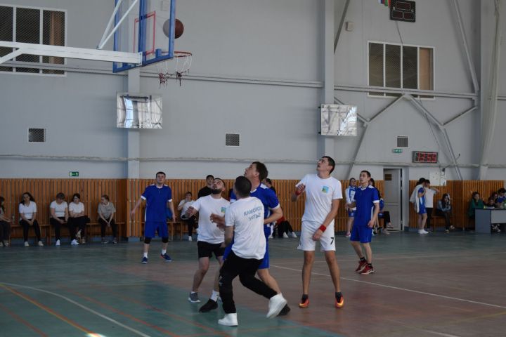 Камскоустьинцы встречаются на спортивной площадке