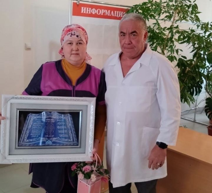 Сотрудника Камско-Устьинской ЦРБ проводили на заслуженный отдых