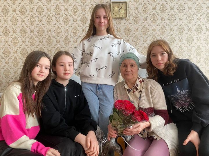 Камско-Устьинские ветераны педагогического труда получили подарки