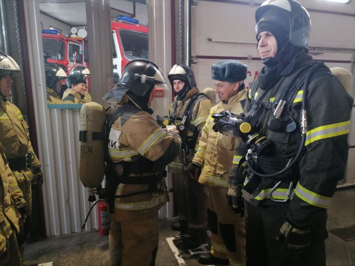 Сегодня камскоустьинские пожарные отмечают профессиональный праздник