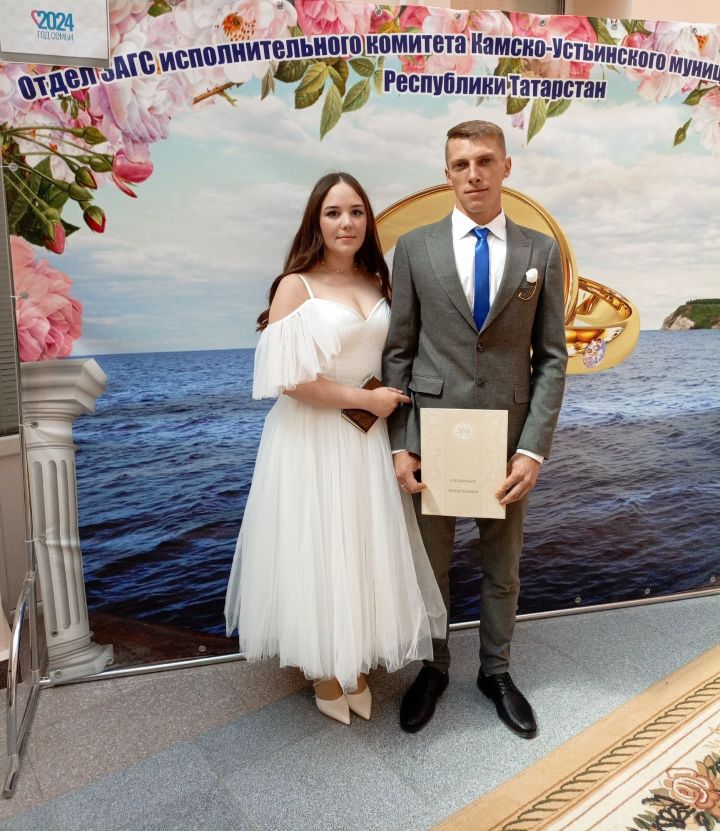 Сергей и Анна отмечают начало семейной жизни