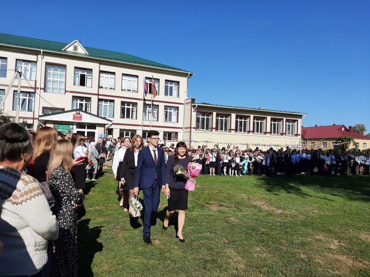 Торжественная линейка прошла в Затонской школе