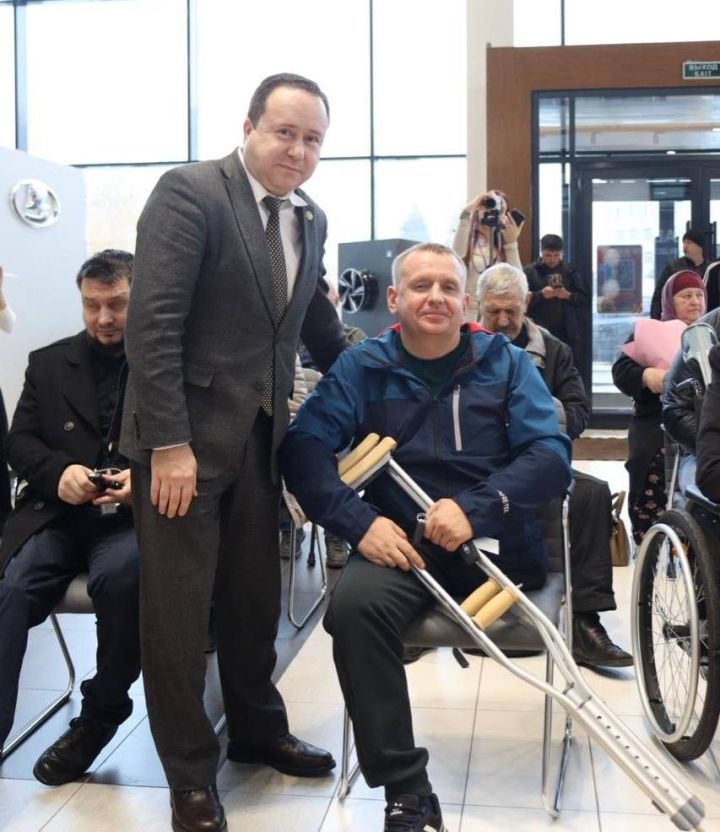 Социальный фонд Татарстана передал 13 адаптированных автомобилей пострадавшим на производстве