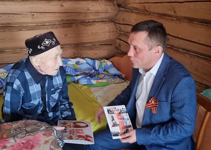 Руководитель клиентской службы по Камско-Устьинскому району поздравил ветерана Великой Отечественной войны с наступающим Днем победы