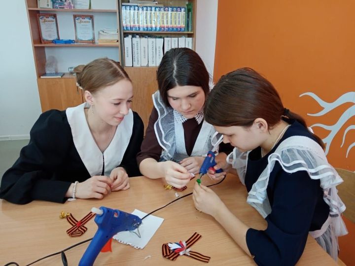 Школьники Камского Устья изготовили бутоньерку победы своими руками