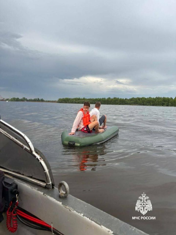 На Каме спасли перевернувшихся на лодке двоих парней