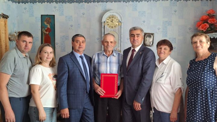 Жителя поселка Тенишево поздравили с 90-летием