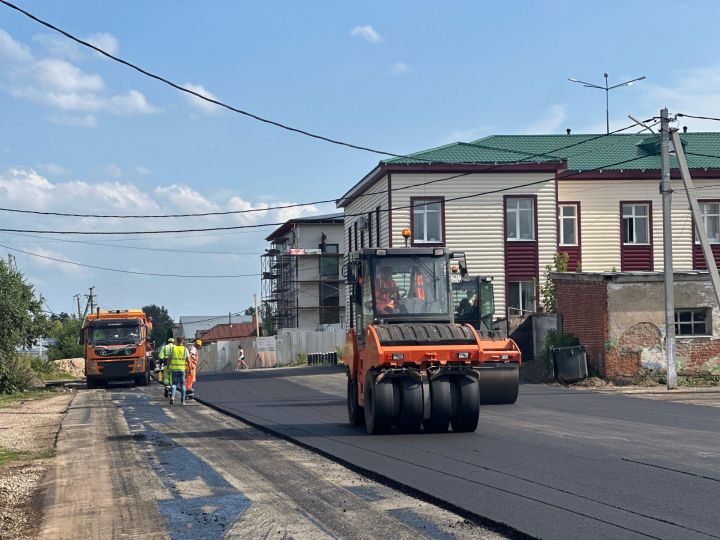 Новый асфальт уложен на улицах Камского Устья