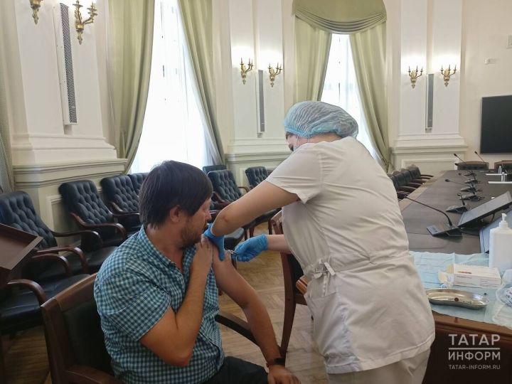 «Защищаться нужно уже сегодня»: сотрудники Минздрава РТ вакцинировались от гриппа