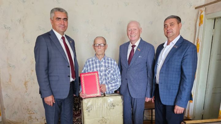 В поселке Тенишево ветеран труда отметил 90-летие
