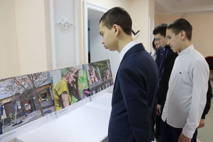 В Камском Устье открылась фотовыставка «Хроники террора украинского неонацистского режима»