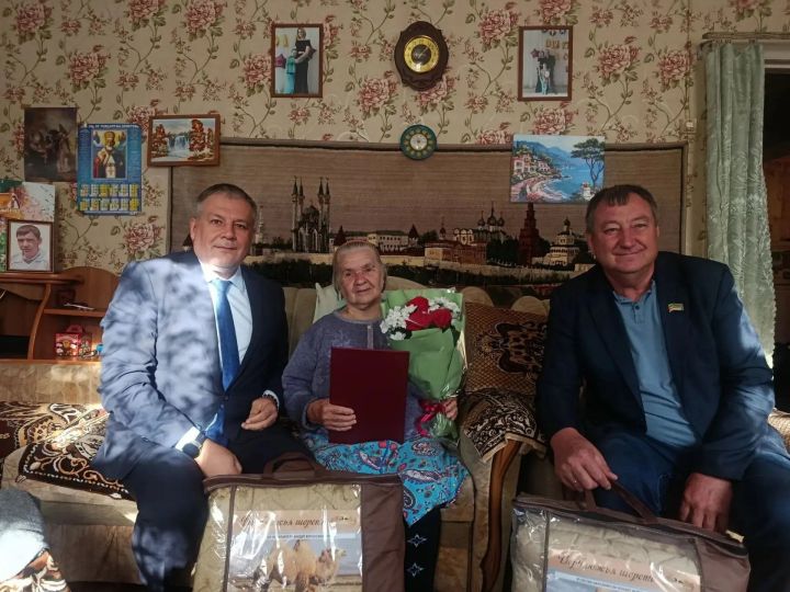 В Теньках с юбилеем поздравили долгожительницу села