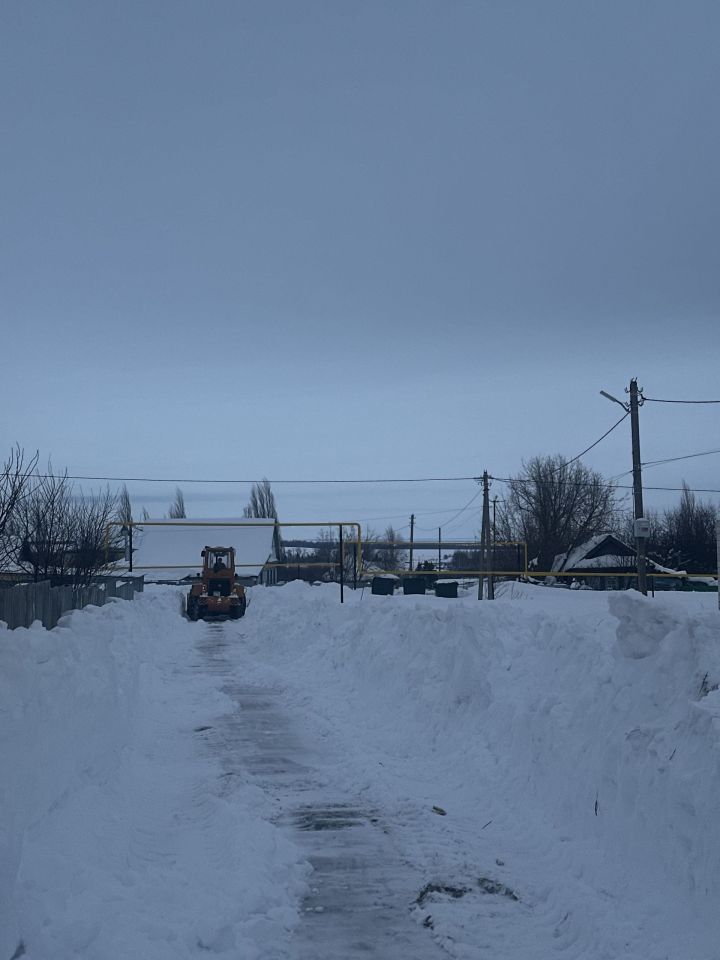 В Камском Устье продолжают убирать снег