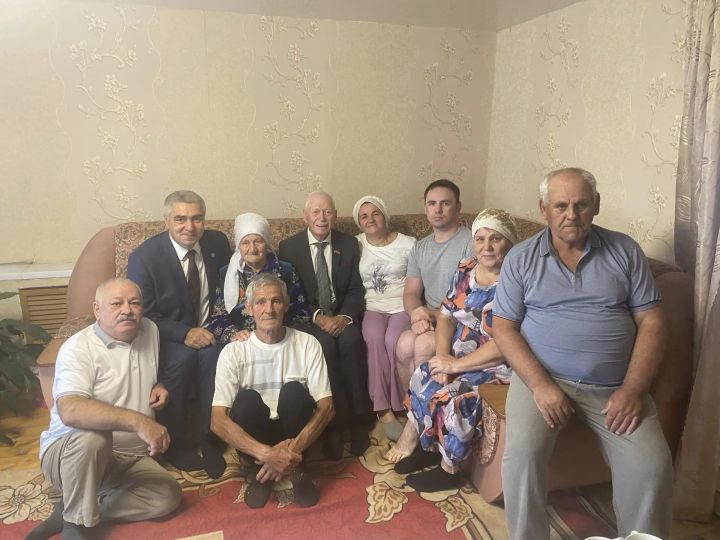 Руководство района навестило юбиляршу из деревни Салтыганово