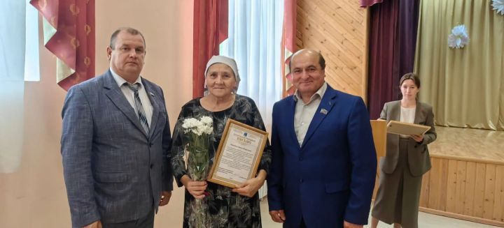 Как молодые доярки управлялись с поголовьем в 1000 коров