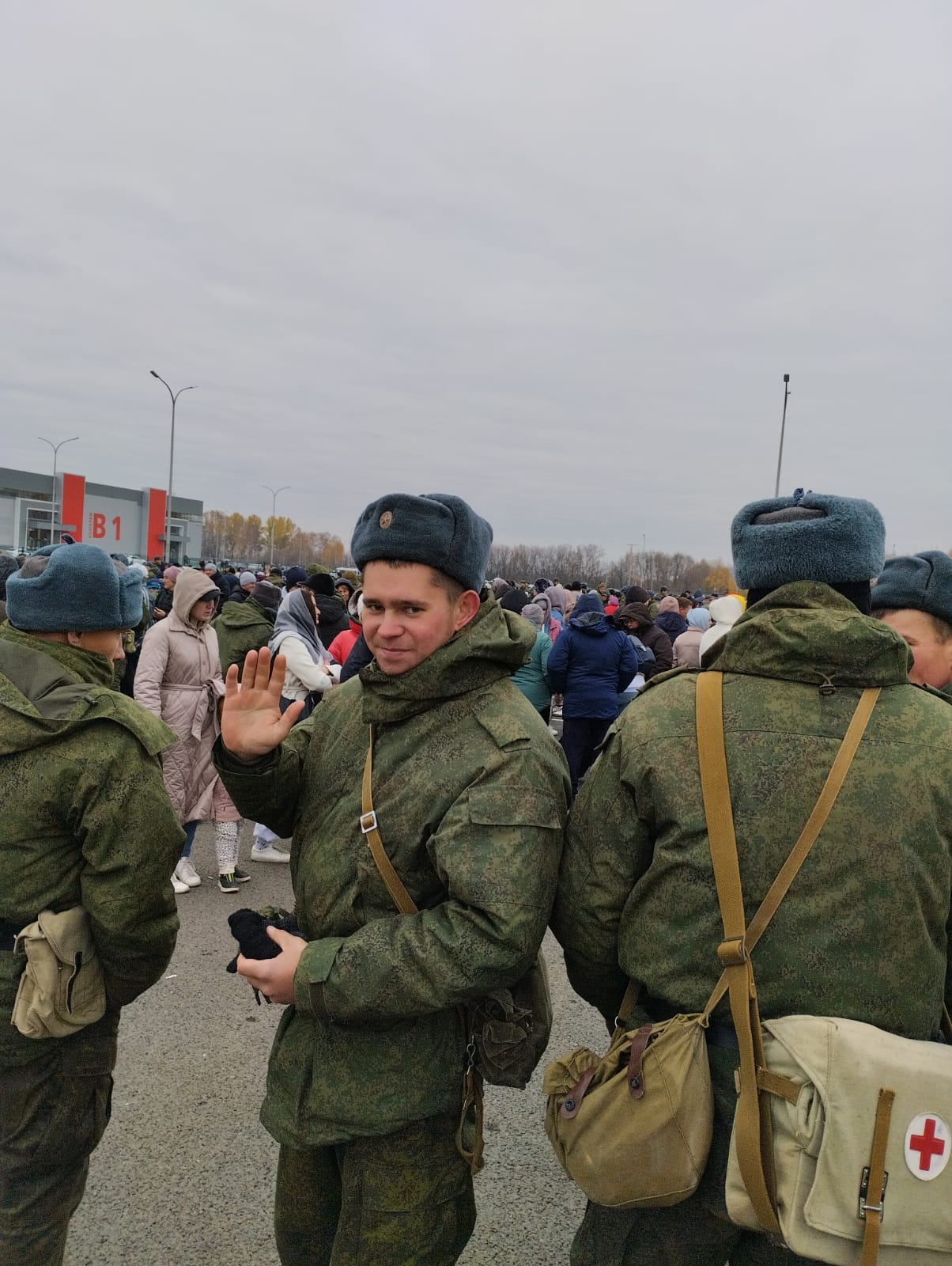 Мобилизованный солдат. Экипировка военнослужащего. Солдат уходит. Мобилизация армии.