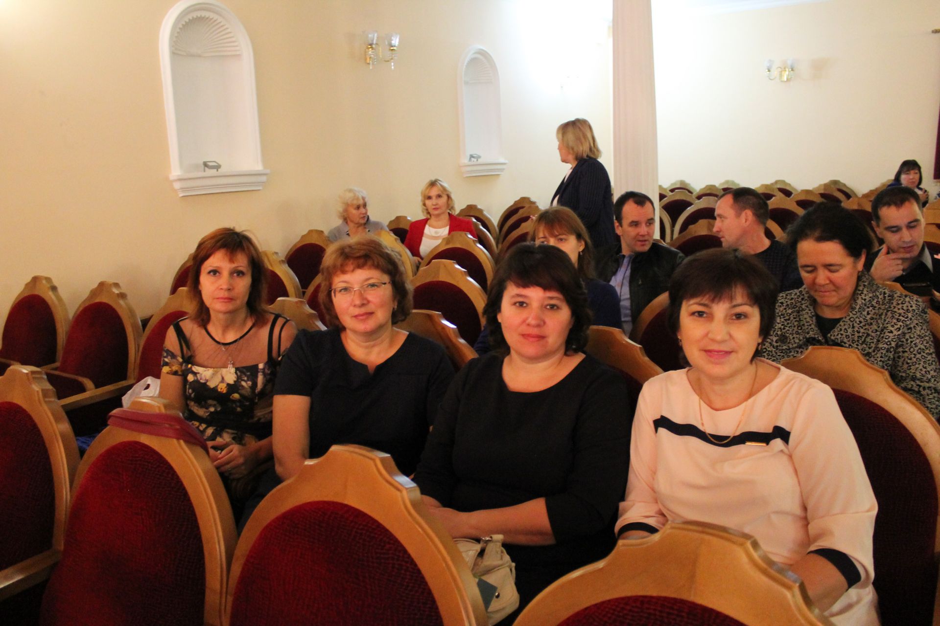 День учителя в Камском Устье педагоги провели вместе с ветеранами школ