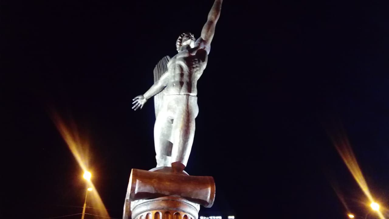 Любители музыки не могли пройти мимо памятника танцовщику Рудольфу Нуриеву
