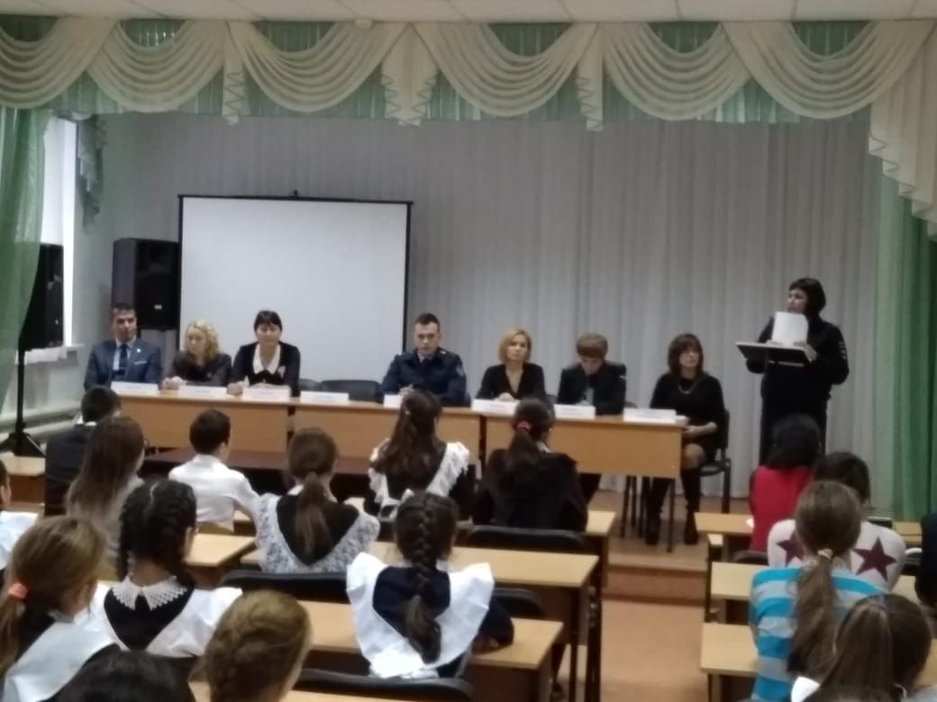 В Камско-Устьинской татарской школе состоялся круглый стол по вопросам защиты прав детей