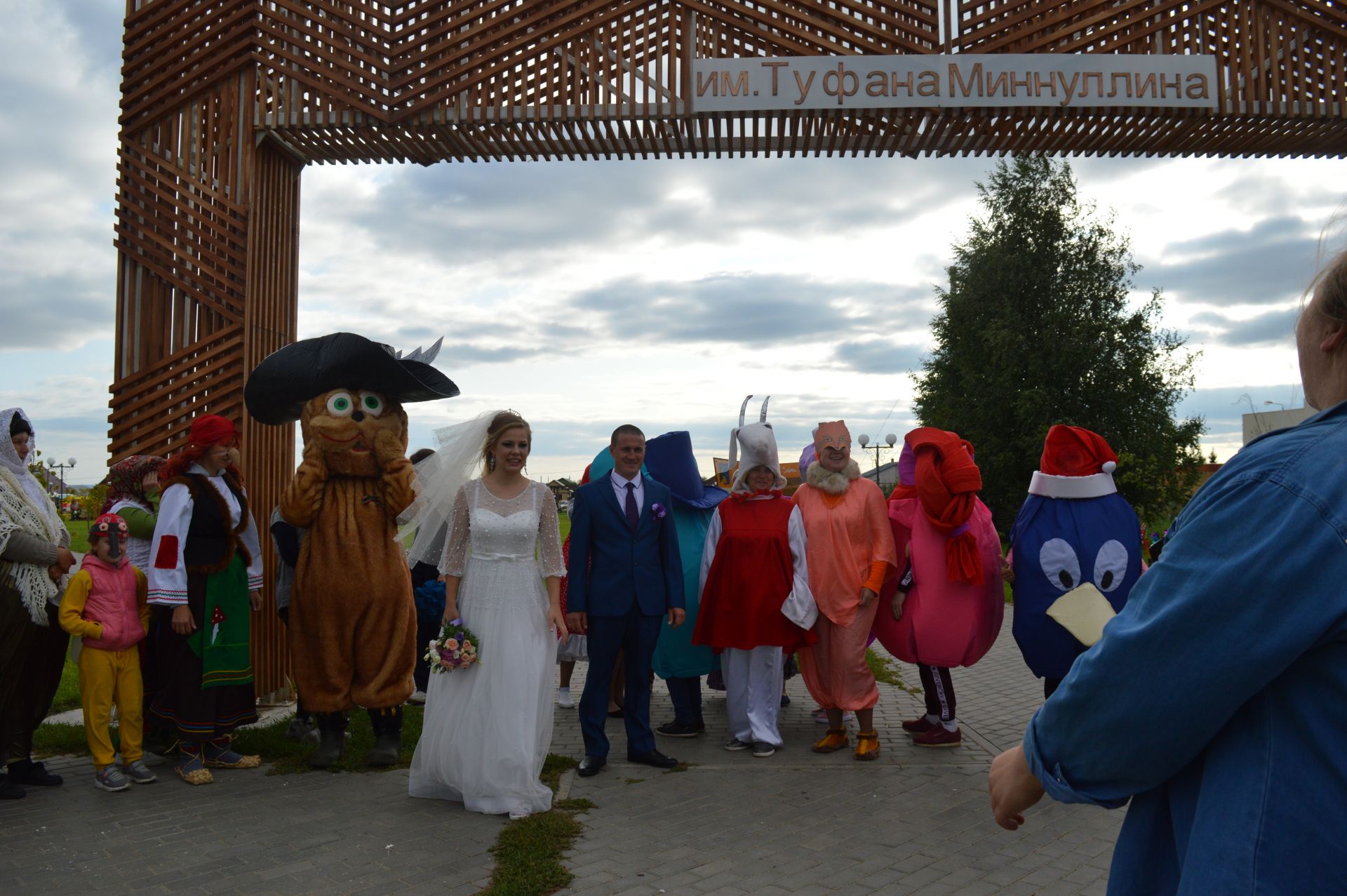 На этой свадьбе было очень много гостей (фото видео)
