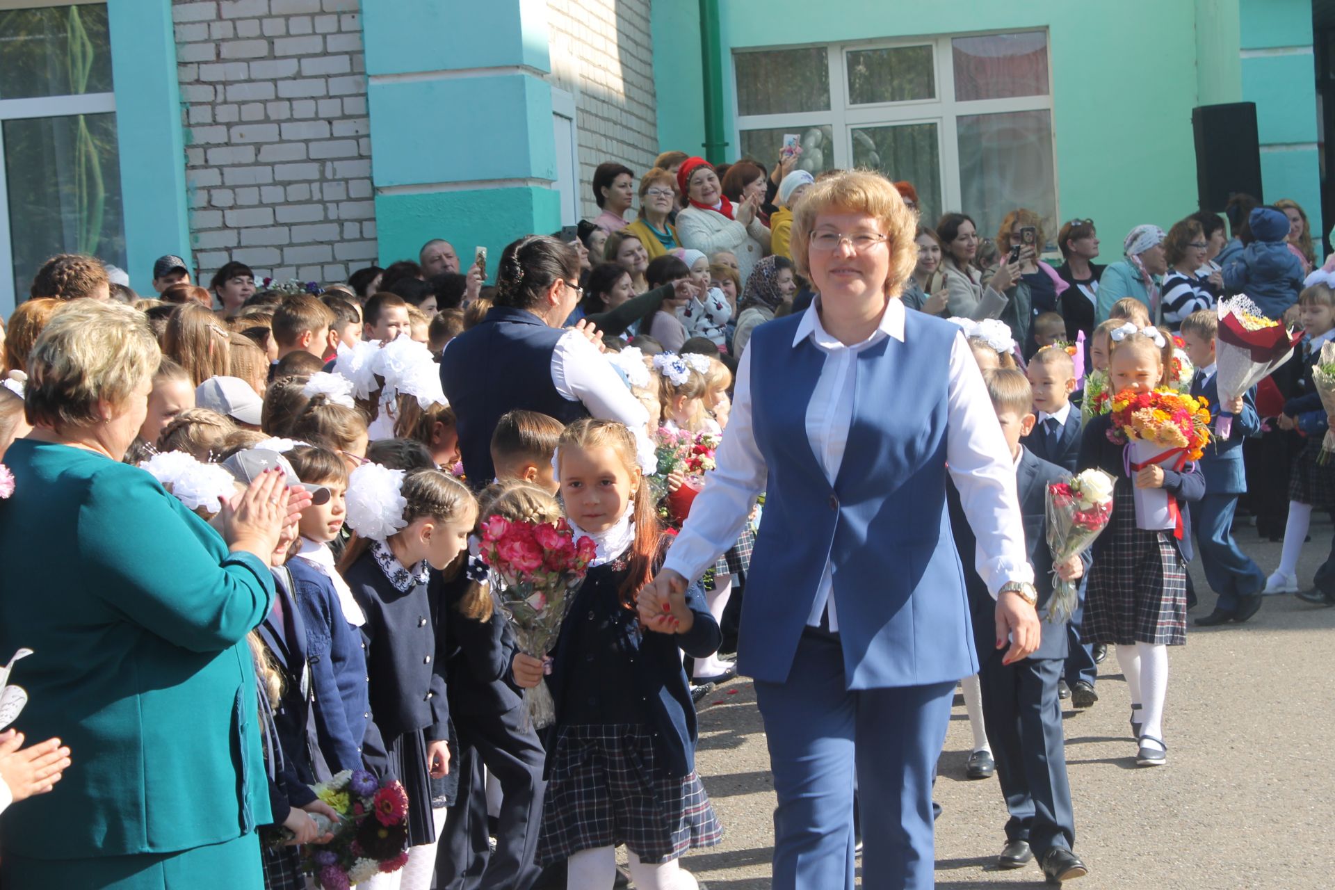 На торжественной линейке в Камскоустьинской школе (фоторепортаж, видео)