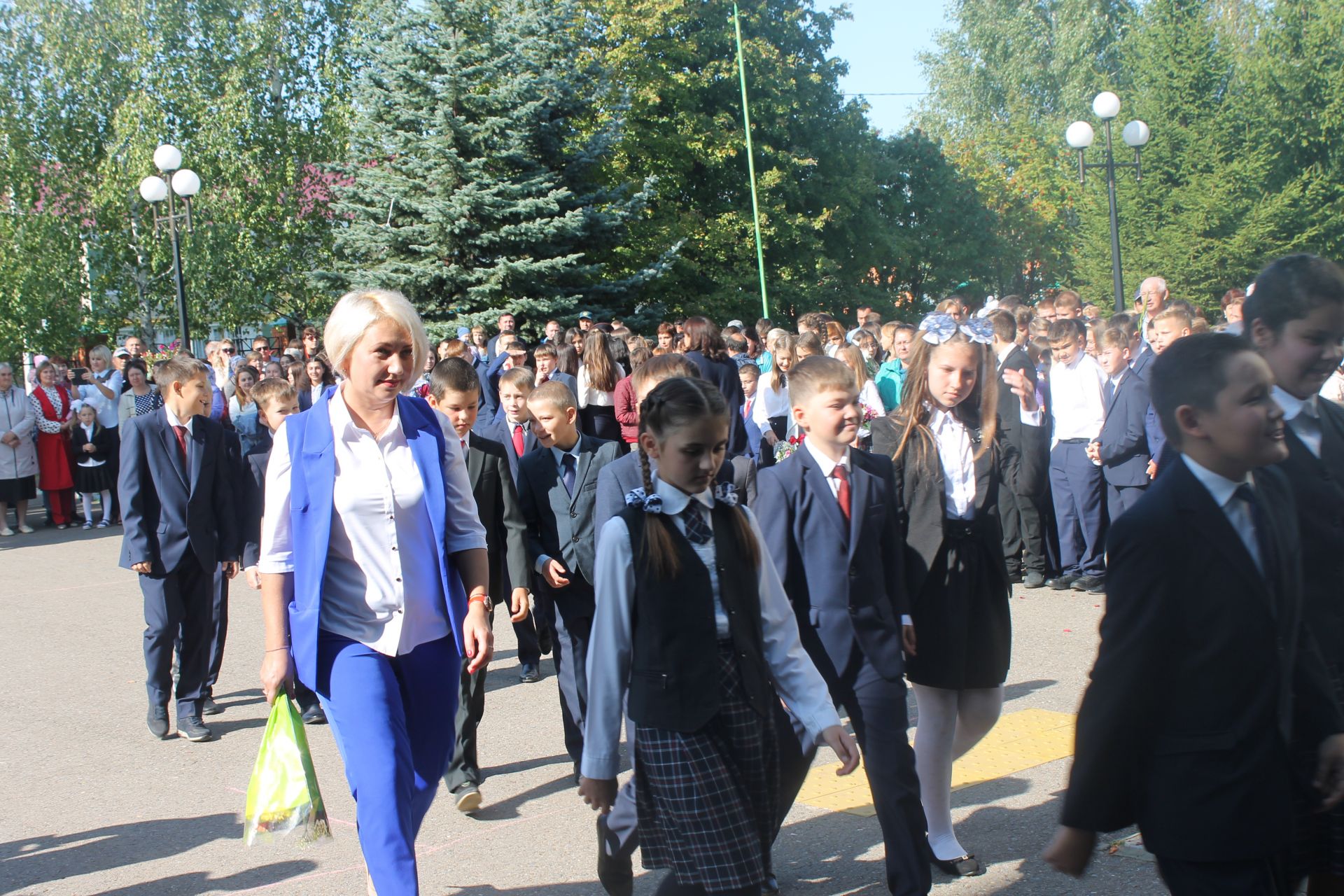 На торжественной линейке в Камскоустьинской школе (фоторепортаж, видео)