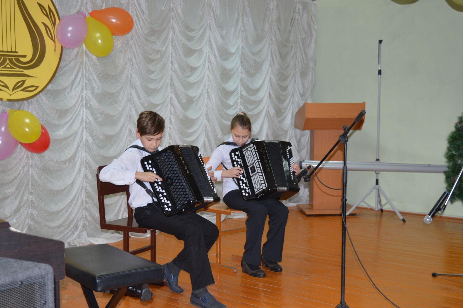 Юные пианисты, гитаристы, баянисты и вокалисты Камского Устья встретились на музыкальном вернисаже